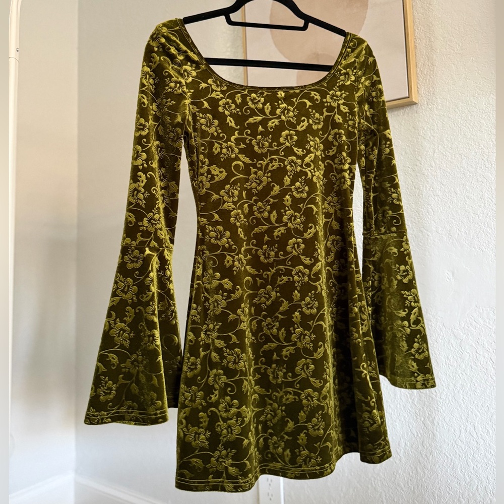 Cider Velvet Sweetheart Twist Floral Bell
Sleeve Mini Dress - Picture 9 of 11